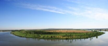 Los viñedos están en el interior de este enorme meandro formado por el río Duero. A la izquierda está la presa de San José.