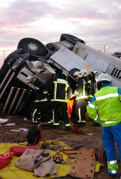 Imagen del rescate del cuerpo del camionero fallecido hoy en el acceso a la A-4 facilitada por la Comunidad de Madrid