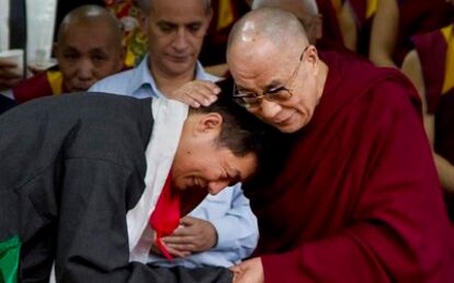 El Dalai Lama bendice a Lobsang Sangay, el nuevo dirigente del Gobierno tibetano en el exilio, durante su ceremonia de investidura en Dharmsala, India