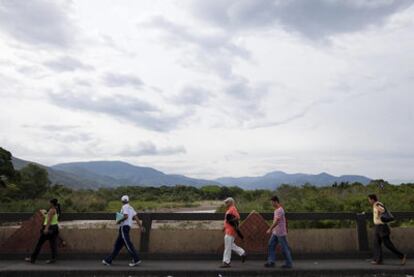 Varias personas cruzan el puente internacional Simón Bolívar, en la frontera entre Venezuela y Colombia.