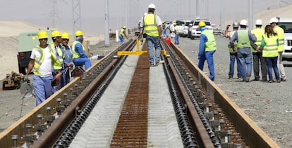 Un grupo de operarios trabaja sobre las vías del AVE a La Meca.