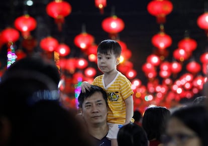 Un padre y su hijo durante las celebraciones del Año Nuevo Lunar chino en Chinatown, Yangon (Mianmar), el 27 de enero de 2017.