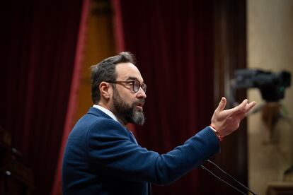 El conseller de Territorio de la Generalitat, Juli Fernàndez, en el pleno del Parlament.