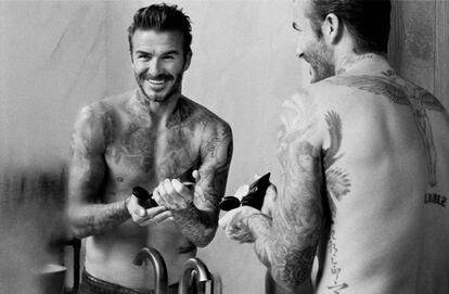 David Beckham en una de las im&aacute;genes promocionales de su nueva l&iacute;nea cosm&eacute;tica para hombres.