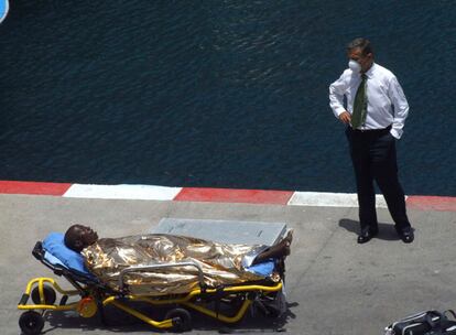 El presidente canario, Paulino Rivero, que estaba de visita en La Gomera, se acercó al lugar de la tragedia. En la imagen, junto a uno de los heridos trasladado a un centro sanitario de la isla.