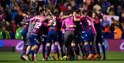 Los jugadores del Levante celebran la victoria ante el Barça, este domingo.