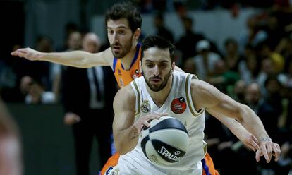 Facundo Campazzo y Guillem Vives, en un momento del partido.