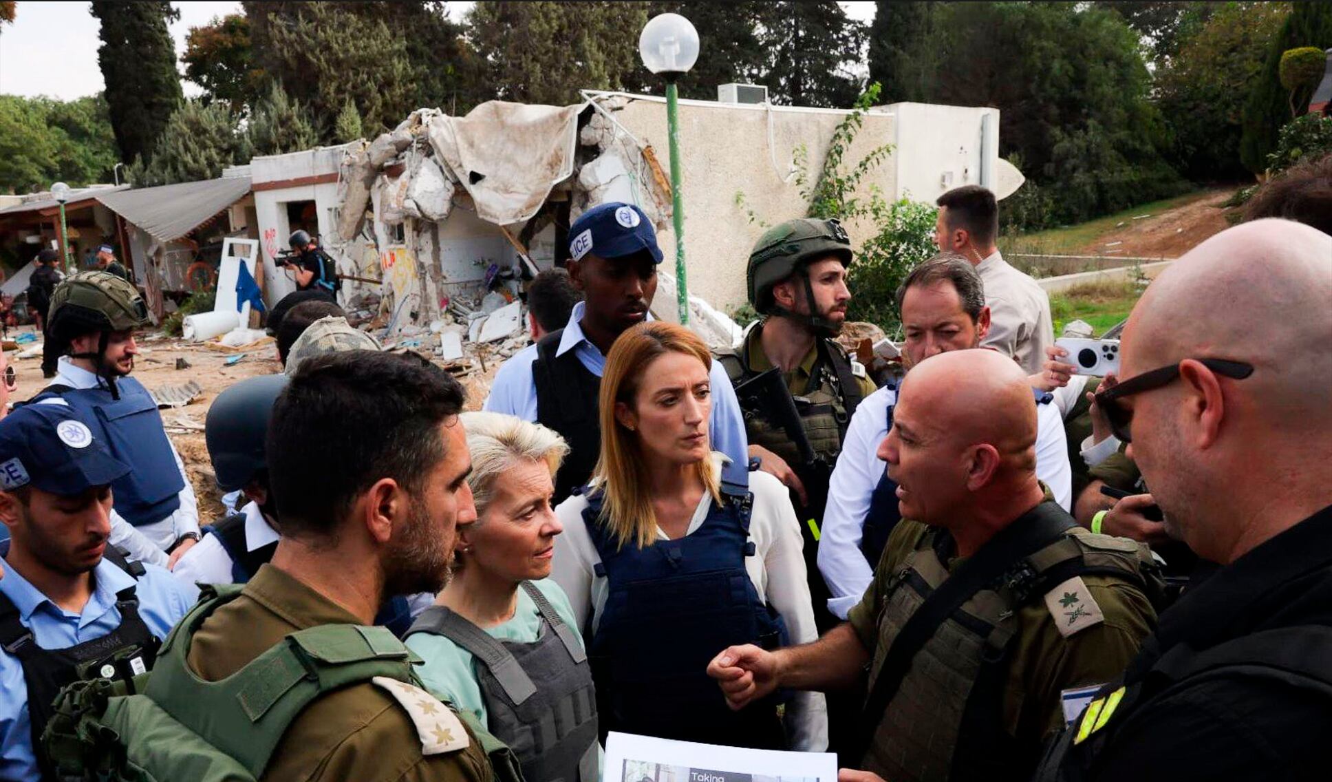 Roberta Metsola, presidenta del Parlamento Europeo, y Ursula von der Leyen, presidenta de la Comisión, durante su visita este viernes a un kibutz atacado por Hamas el pasado 7 de octubre, en una imagen publicada por Metsola en sus redes sociales. 