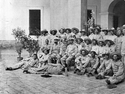 Supervivientes del destacamento de Baler fotografiados el 2 de septiembre de 1899, a su llegada a España.