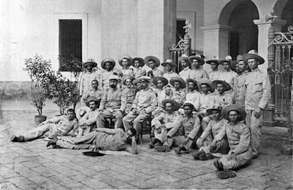 Supervivientes del destacamento de Baler fotografiados el 2 de septiembre de 1899, a su llegada a España.