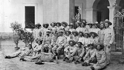 Supervivientes del destacamento de Baler fotografiados el 2 de septiembre de 1899, a su llegada a España.
