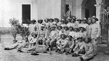 Supervivientes del destacamento de Baler fotografiados el 2 de septiembre de 1899, a su llegada a España.