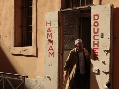 En la orilla de los 'chibanis', inmigrantes argelinos que velan por el confort ajeno