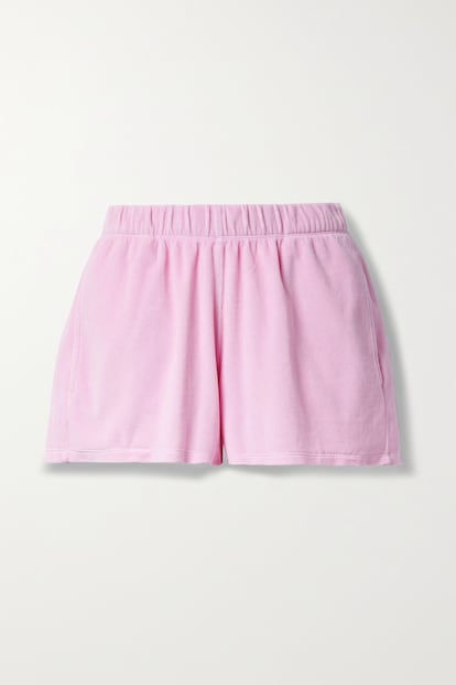Con estos shorts en rosa chicle, mezcla de velour y algodón, viajarás directa a finales de los 90. Son de Suzie Kondi y cuestan 186,06€.