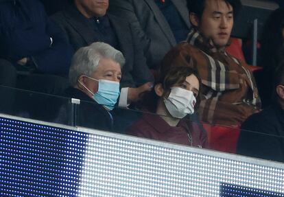 La presidenta de la Comunidad de Madrid, Isabel Díaz Ayuso (d), y el presidente del Atlético, Enrique Cerezo, durante el encuentro correspondiente a la ida de los octavos de final de la Liga de Campeones que Atlético de Madrid y Manchester United.