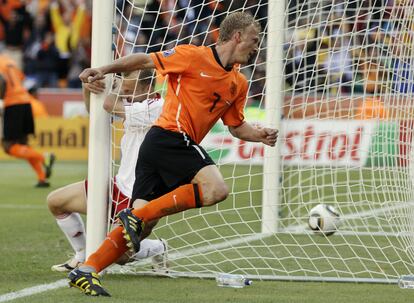 Dirk Kuyt celebra el tanto marcado a Dinamarca.