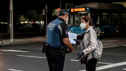 Police security checks in Puente de Vallecas, where residents have been confined in a bid to curb contagion.