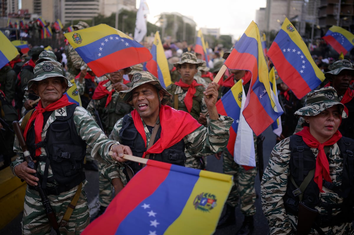 Maduro’s militiamen, rifle in hand, confront the United States: ‘Ready to defend Venezuela’