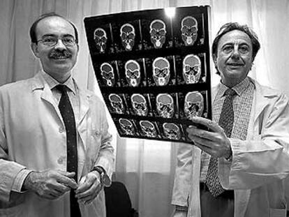 Los cirujanos Julio Acero, a la izquierda, y Carlos Navarro, en el hospital Gregorio Marañón de Madrid.