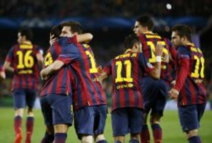 Jugadores del Bar&ccedil;a, celebran el gol de Neymar ayer. 