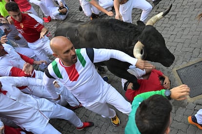Un mozo es pisoteado por uno de los toros de la ganadería Victoriano del Río Cortés, este jueves.
