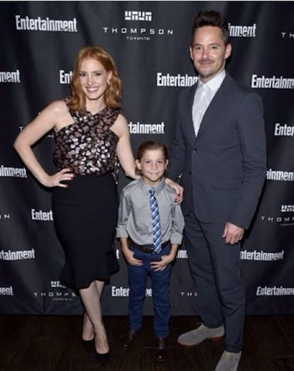 Jacob posa feliz junto a la guapa Jessica Chastain.