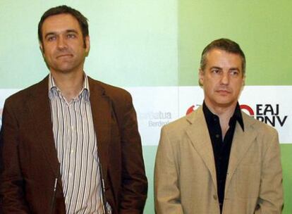 Unai Ziarreta (a la izquierda) e Íñigo Urkullu, en una comparecencia reciente del tripartito.