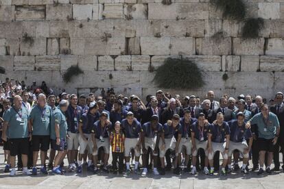 Los jugadores del Barcelona posan en la pared occidental del Muro de las Lamentaciones.