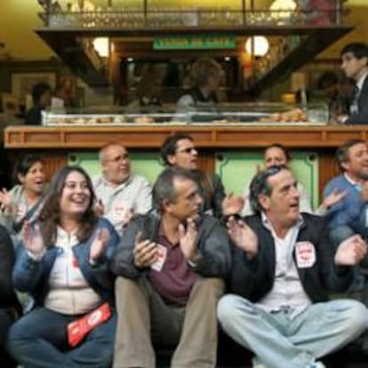 Los miembros de un piquete increpan al único cliente (al fondo, con americana) de una famosa cafetería del centro de Barcelona, durante la jornada de huelga general.