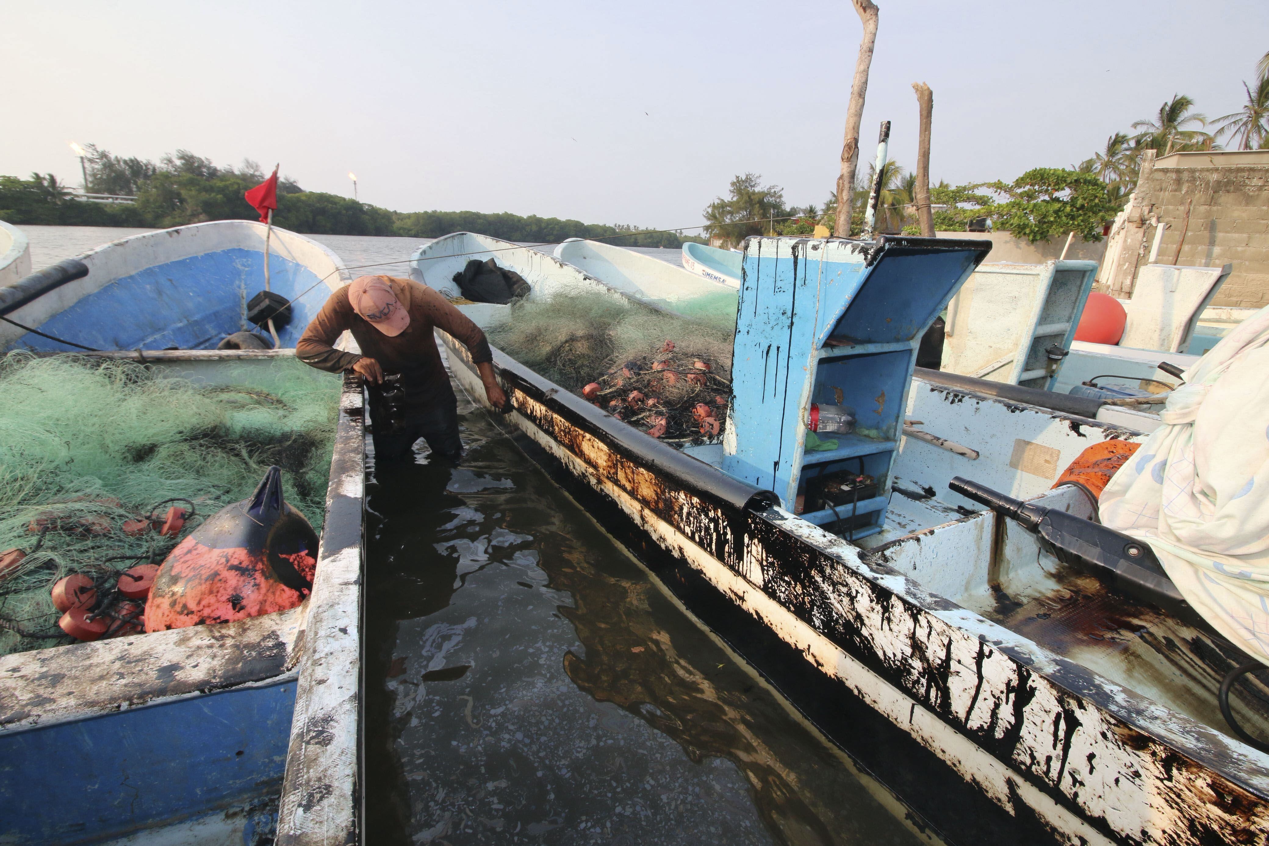 Pemex admite dos fugas en un ducto de aceite en la ruta que llega a la refinería de Dos Bocas