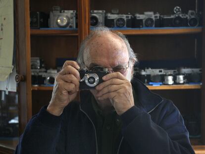 El cineasta y fotógrafo Carlos Saura, en su casa de Collado Mediano (Madrid), en 2009.