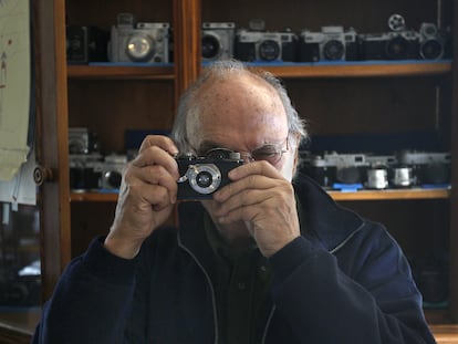 El cineasta y fotógrafo Carlos Saura, en su casa de Collado Mediano (Madrid), en 2009.