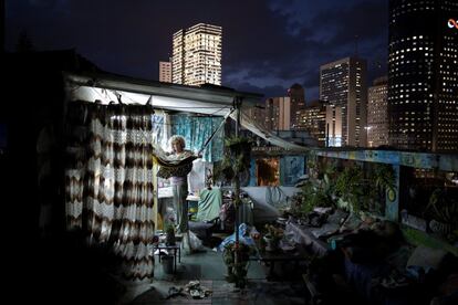 Ana Ashury, una artista multimedia, almacena su trabajo en su azotea en Ramat Gan, cerca de Tel Aviv. Aunque Ana trabaja sobre todo con vídeo ha empezado a utilizar el espacio de su azotea para la creación de collages.