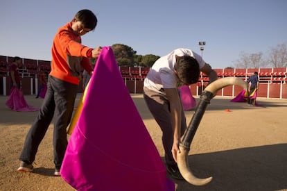 Mariano Sescossc, toreando, y Camilo Hurtado, con los cuernos, en la Escuela de tauromaquia El Batan