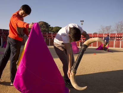 Mariano Sescossc, toreando, y Camilo Hurtado, con los cuernos, en la Escuela de tauromaquia El Batan