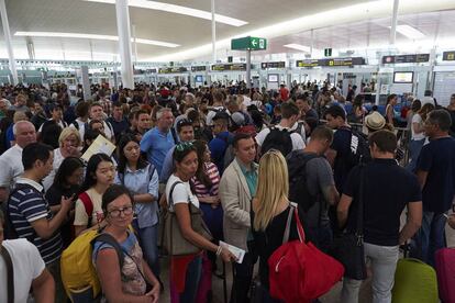 Colas en los controles de seguridad del Aeropuerto de Barcelona-El Prat.