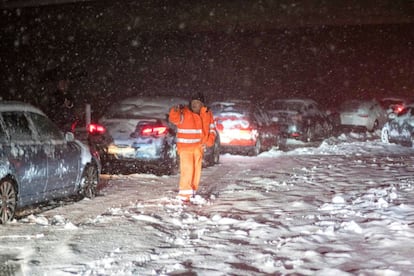 La autopista AP-68, en sentido Logroño, a la altura del kilómetro 79. La carretera ha tenido que ser cortada al tráfico.