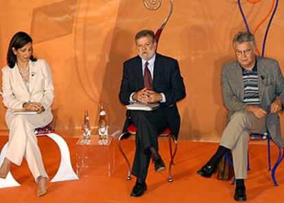 Ana Patricia Botín, junto al presidente de Extremadura, Juan Carlos Rodríguez Ibarra (centro), y Felipe González.
/ EFE