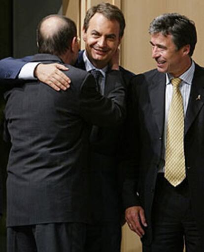 Rodríguez Zapatero abraza a Solana durante la cumbre de la OTAN.