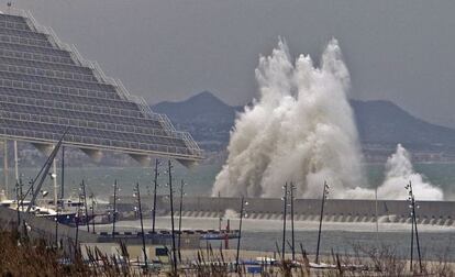 Las olas batiendo con inusitada fuerza contra el dique exterior del puerto de Sant Adrià, en el Fòrum.