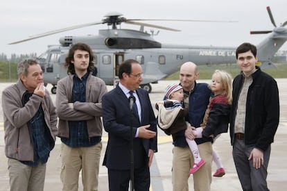 Hollande con los periodistas liberados y los hijos de uno de ellos.