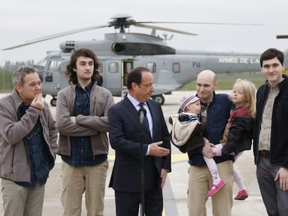 Hollande com os jornalistas libertados e os filhos de um deles.