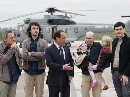 Hollande com os jornalistas libertados e os filhos de um deles.