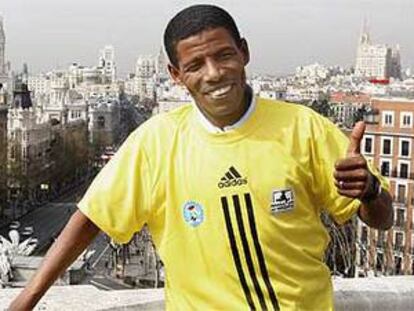 Gebreselassie posa en la Puerta de Alcalá tras la firma del acuerdo de patrocinio.