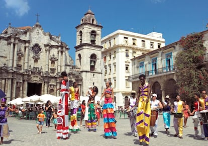 Desfile de zancos frente a la catedral de La Habana.