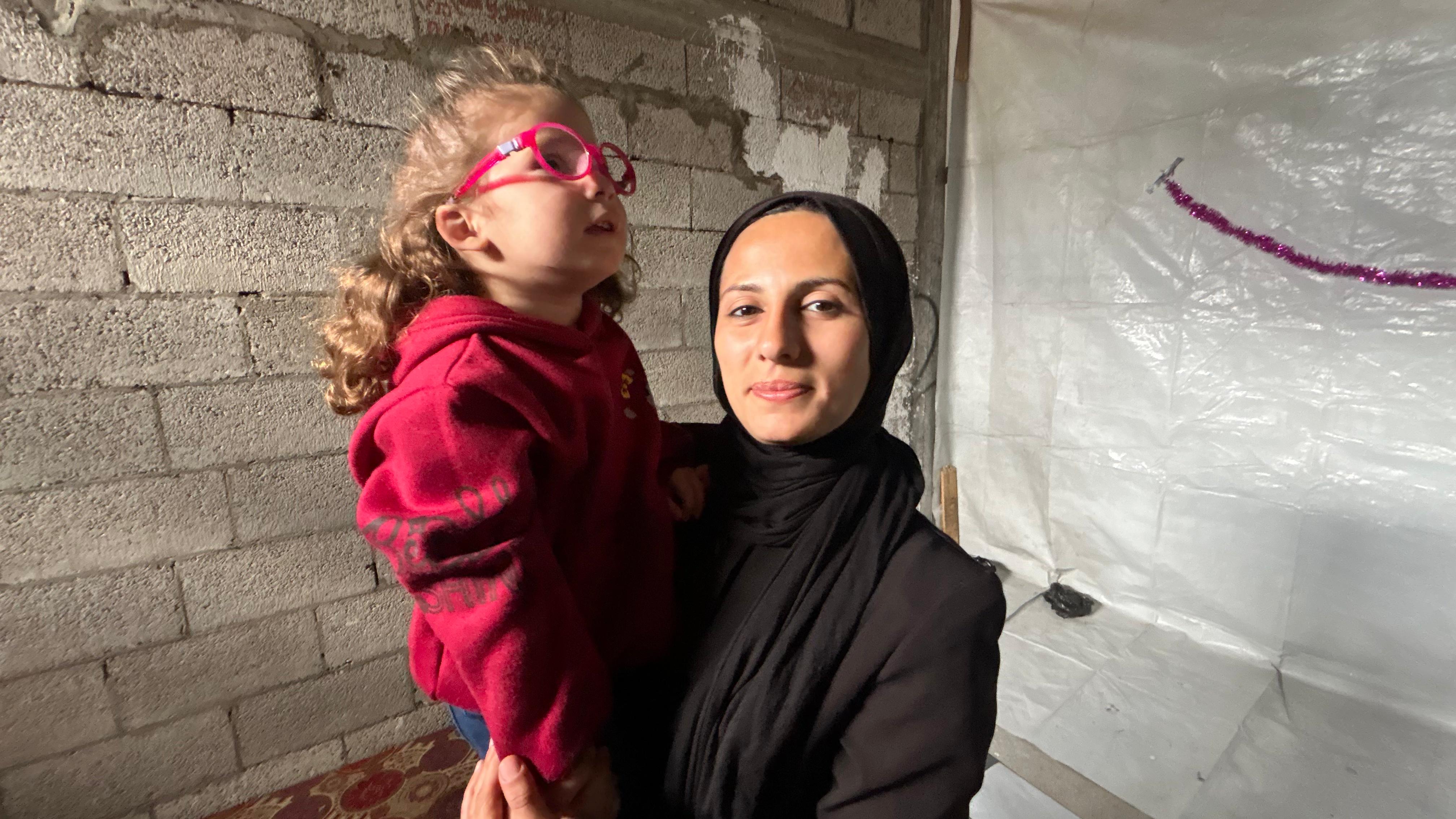 Sundus al Kurd y su hija Bissam, en Ciudad de Gaza, en abril de 2026, poco después del retorno de la pequeña a la Franja, de donde fue evacuada al nacer.