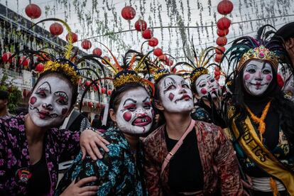 Un grupo de mujeres participa en la festividad de Grebeg Sudiro, el 3 de febrero de 2019, en Solo City, Java Central, Indonesia.