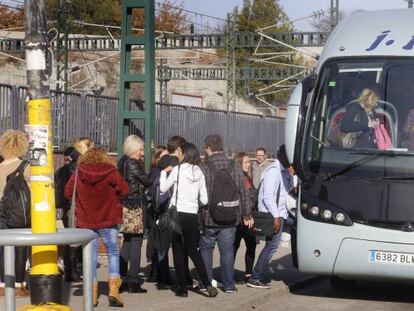 Usuarios de Renfe suben a uno de los autobuses para cubrir un tramo sin servicio de la R11.