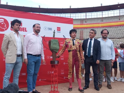 Isaac Fonseca con el trofeo que lo declara triunfador de la Copa Chenel.