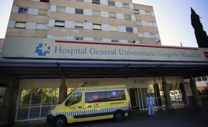 Una ambulancia de transporte no urgente en el hospital Gregorio Marañón.